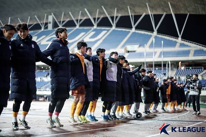 ▲ 광주는 27일 광주월드컵경기장에서 열린 2024-25시즌 아시아축구연맹(AFC) 챔피언스리그엘리트(ACLE) 리그 스테이지 5차전에서 중국슈퍼리그 준우승 팀 상하이 선화를 1-0으로 제압했다. 이로써 광주는 승점 12(4승 1패)를 기록, 선두 비셀 고베(일본·승점 13)에 1점 차로 뒤진 동아시아 지역 2위 자리를 유지했다. 12개 팀이 경쟁하는 동아시아 지역에서 상위 8개 팀만이 16강 토너먼트에 진출할 수 있다 ⓒ한국프로축구연맹