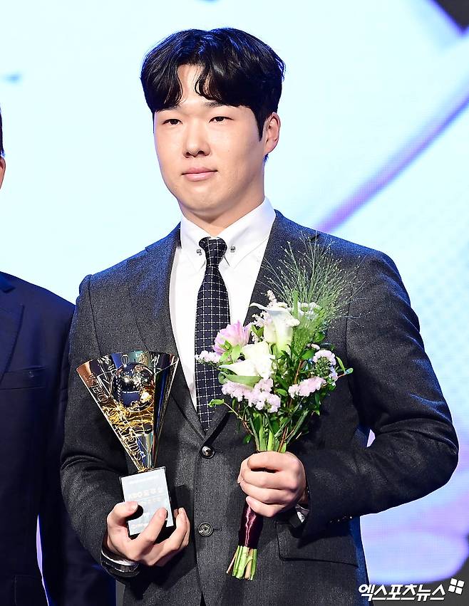 26일 오후 서울 신천동 롯데호텔 월드 크리스탈볼룸에서 열린 '2024 신한은행 SOL Bank KBO 시상식'에 참석한 두산 조수행이 도루상 수상 기념 촬영을 하고 있다. 잠실, 박지영 기자