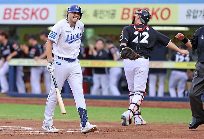 올해 삼성 라이온즈에서 뛰었던 루벤 카데나스가 정규시즌 경기에서 타격 후 몸에 불편감을 느끼고 있다. 카데나스는 2025시즌 카디네스라는 등록명으로 키움 히어로즈에서 뛸 예정이다. 삼성 라이온즈