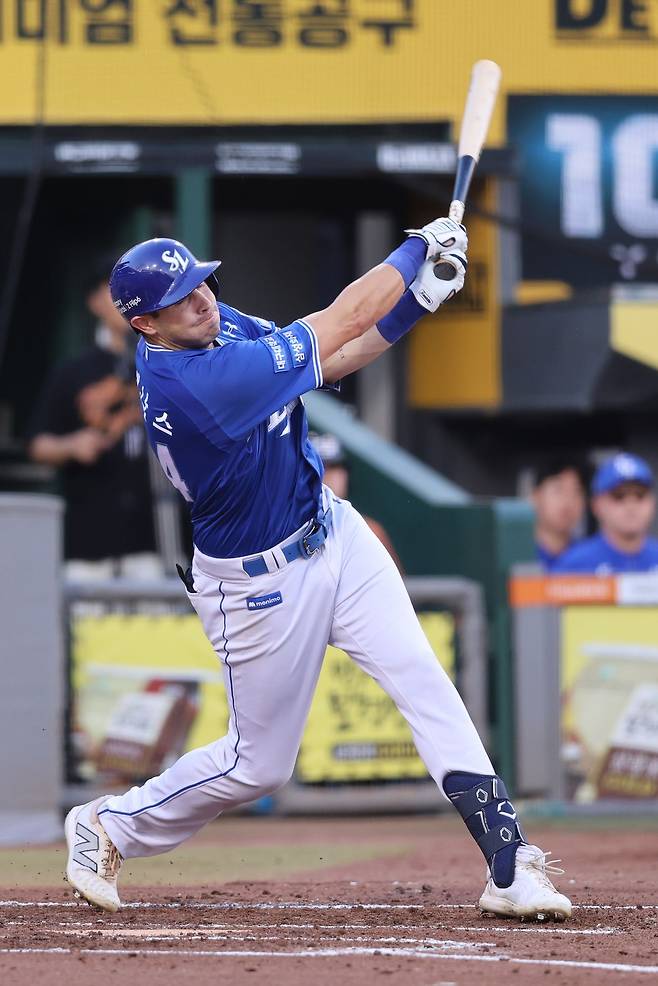 올해 삼성 라이온즈에서 뛰었던 루벤 카데나스가 정규시즌 경기에서 타격하고 있다. 카데나스는 2025시즌 카디네스라는 등록명으로 키움 히어로즈에서 뛸 예정이다. 삼성 라이온즈