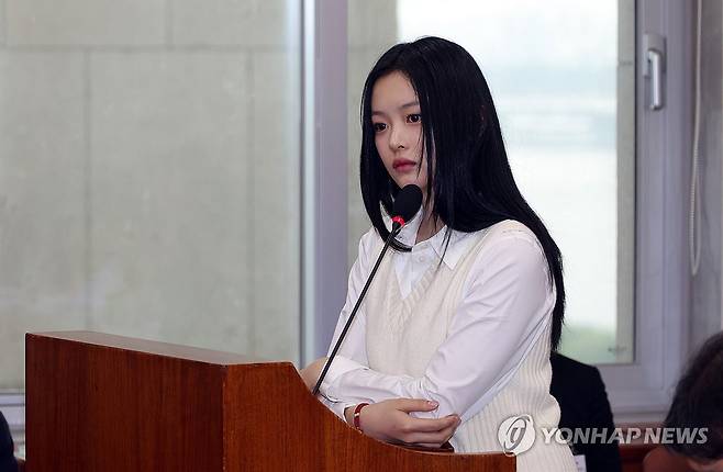 뉴진스 하니 (서울=연합뉴스) 뉴진스 하니가 15일 서울 여의도 국회에서 열린 환경노동위원회 국정감사에서 김주영 어도어 대표의 발언을 듣고 있다. 2024.10.15 [국회사진기자단] photo@yna.co.kr