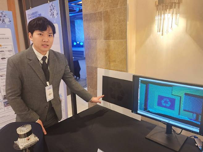 라이다 센서로 오른쪽 모니터에서 화살표 표시를 쉽게 식별할 수 있다.(사진=이데일리 강민구 기자)