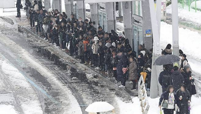 이틀째 수도권 폭설이 이어지고 있는 28일 오전 출근길 버스 기다리는 시민들.(사진=연합뉴스)