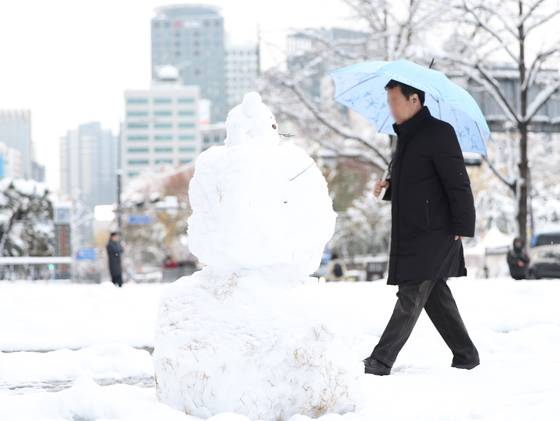 28일 오전 서울 중구 세종대로 일대에 눈사람이 만들어져 있다. 〈사진=연합뉴스〉