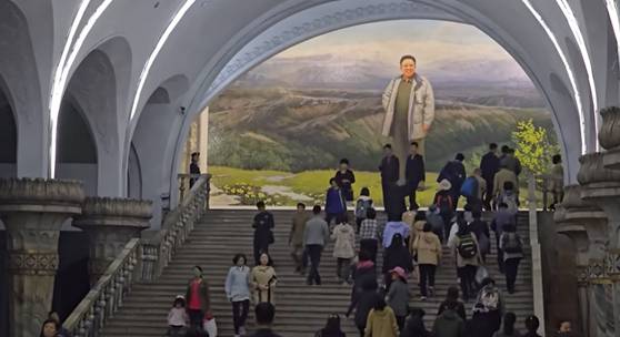 북한 지하철에 그려진 김정일 벽화. 〈사진=유튜브 'PoletMe Aviation Videos'〉