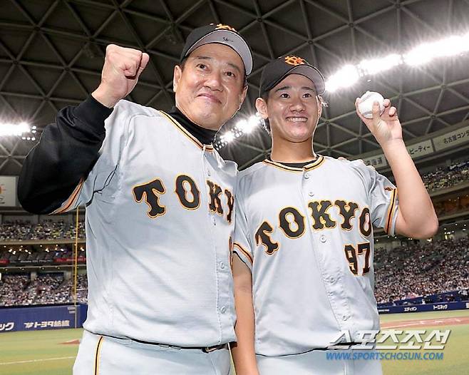 이노우에는 2022년 9월 주니치를 상대로 프로 첫승을 올렸다. 나고야돔에서 하라 감독과 기념촬영을 한 이노우에. 사진캡처=요미우리 자이언츠 SNS
