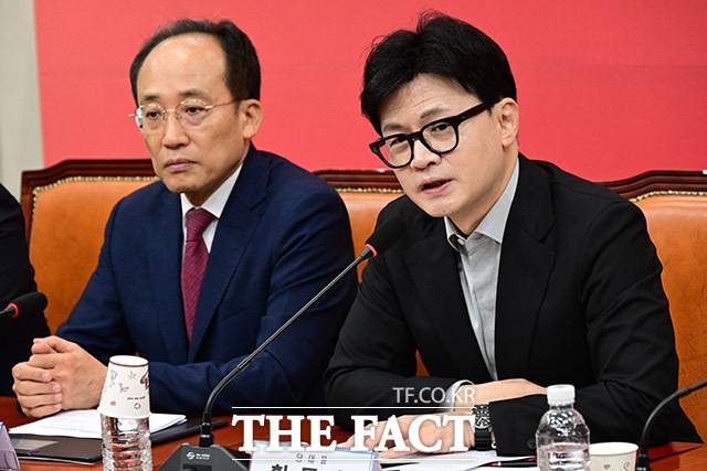 김건희 여사 특검법 재표결을 앞두고 국민의힘은 이탈표 사수에 나섰다. 야당의 공세에도 당 지도부는 "이탈표는 발생하지 않을 것"이라며 자신 있는 모습을 보이고 있지만 늦춰진 재표결 날짜와 당원게시판 논란으로 발발된 내부 분열은 여전히 변수로 남아있다. 한동훈 국민의힘 대표, 추경호 원내대표. /남윤호 기자