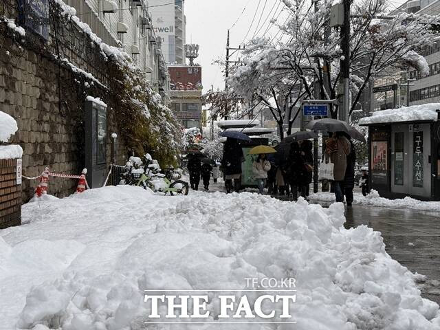 28일출근길 혼잡을 최소화하기 위해 지하철과 버스 등 대중교통은 증회 운행했다. 출근 집중 배차시간은 평소 오전 7∼9시에서 오전 7시∼9시30분으로 연장했다. 퇴근 집중 배차시간도 오후 6∼8시에서 오후 6시∼8시30분으로 연장한다. /이동현 인턴기자