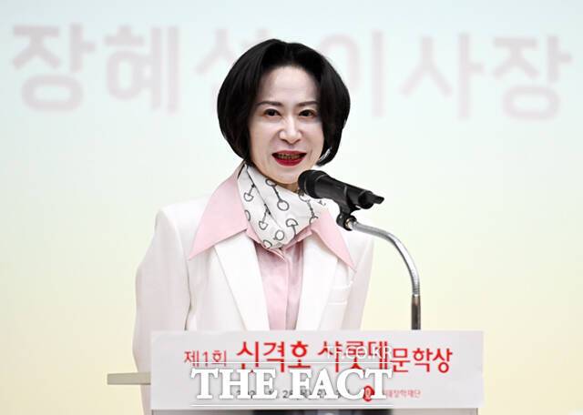 장혜선 롯데장학재단 이사장이 28일 오후 서울 마포구 성산로 마포중앙도서관에서 열린 '제1회 신격호 샤롯데문학상 시상식'에 참석해 인사말을 하고 있다.