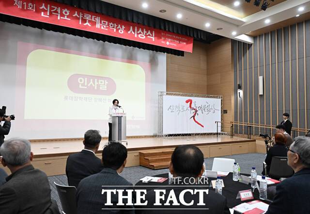 롯데장학재단은 롯데 창업주 고(故) 신격호 명예회장이 품었던 문학 사랑을 이어갈 '신격호 샤롯데문학상'을 신설했다. 이번 1회 공모전에 응모한 작품은 모두 2942편이다.