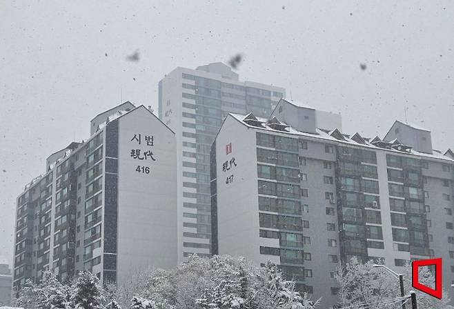 함박눈이 내린 27일 경기 성남시 분당구 서현동 시범 아파트가 1기 신도시 재건축 선도지구에 선정됐다. 박승욱 기자