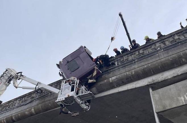 운전자를 구조 중인 모습./ 경북도소방본부