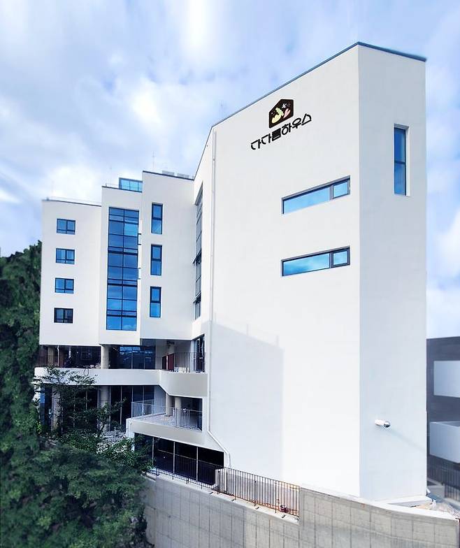 한국토지주택공사(LH)는 다채로운 주거서비스를 제공하는 '특화형 매입임대주택' 민간 자유 제안형 2차 공모를 시작했다고 28일 밝혔다.발달장애인 특화지원주택 '다다름하우스'ⓒLH