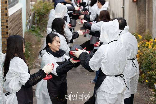 한국가스공사는 27일 대구광역시 동구 방촌동 일대에서 '노사합동 사랑의 연탄 나눔 봉사활동'을 시행했다.가스공사ⓒ