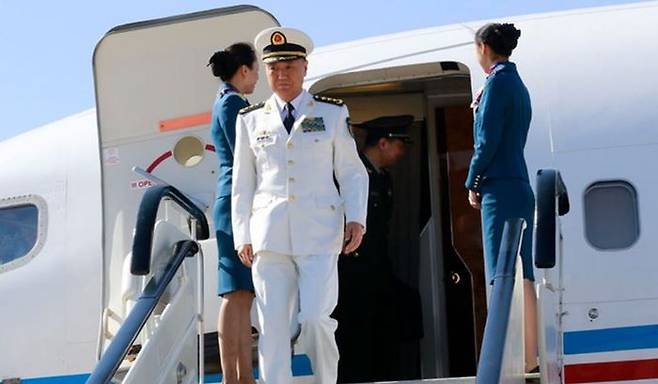 북한을 방문한 먀오화 중국 중앙군사위원회 위원겸 정치공작부 주임이 2019년 10월 평양 순안공항에 도착해 트랩을 내려오고 있다. ⓒ AP/뉴시스