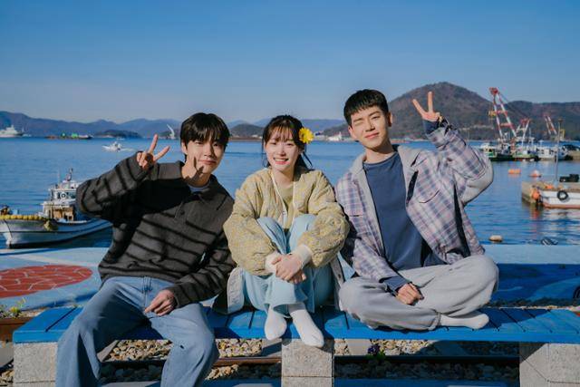 드라마 '조립식 가족'은 피가 섞이지 않은 세 청년이 가족처럼 지내며 벌어지는 일을 다룬다. JTBC 제공