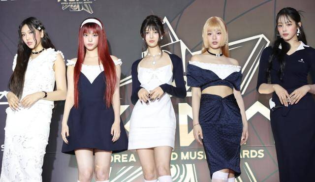 그룹 뉴진스 혜인(왼쪽부터)과 해린, 다니엘, 하니, 민지가 16일 인천의 한 공연장에서 열린 제1회 코리아 그랜드 뮤직 어워즈(2024 KGMA) 레드카펫 행사에서 기념촬영하고 있다. 뉴스1