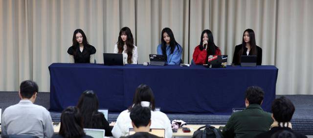 그룹 뉴진스가 28일 서울 강남구 스페이스쉐어 삼성역센터에서 어도어와의 전속계약 해지 관련 긴급 기자회견을 진행했다. 뉴스1