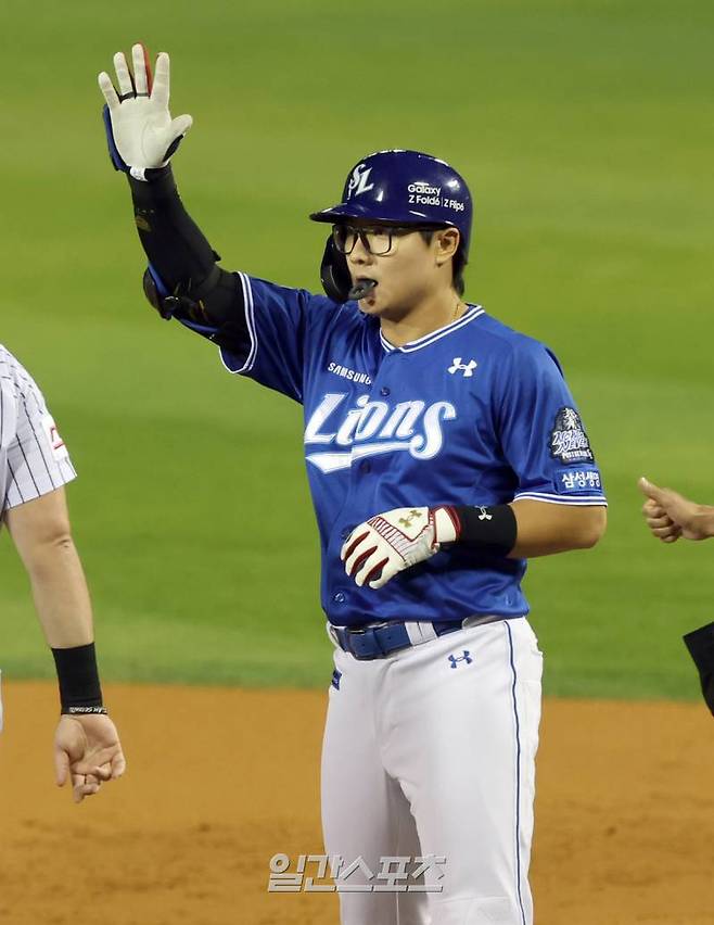 17일 오후 잠실야구장에서 열린 삼성라이온즈와 LG트윈스의 2024 신한쏠뱅크 KBO포스트시즌 플레이오프 3차전. 삼성 윤정빈이 4회 우전안타로 출루한뒤 기뻐하고 있다. 잠실=정시종 기자 capa@edaily.co.kr /2024.10.17.