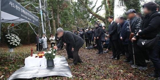 25일 오전 일본 니가타현 사도시 소재 사도광산 조선인 기숙사 터 제4상애료에서 열린 사도광산 강제동원 한국인 희생자 추도식에서 유족이 헌화를 하고 있다. 뉴스1