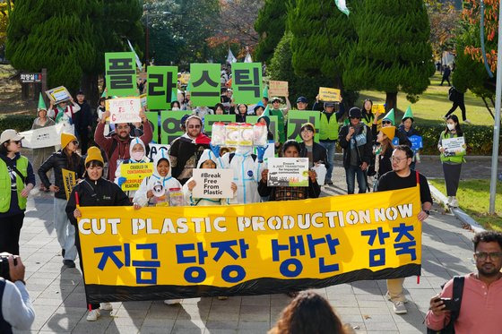 지난 23일 부산 해운대구 벡스코를 중심으로 '플뿌리연대'와 시민 1000여 명(주최추산)이 '강력한 국제 플라스틱 협약을 위한 1123 시민행진'을 진행하는 모습. 그린피스 제공