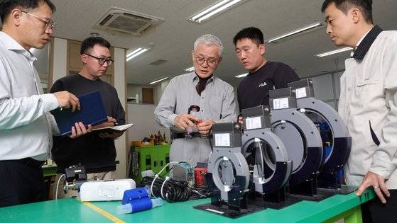 박용석 DMS 대표가 경기도 용인 연구동에서 연구원들과 시제품 장비의 성능에 대해 논의하고 있다. 강정현 기자