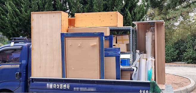 2022년 1월 제주대 모 교수가 퇴임 전 용달차를 불러 학교 물건을 실은 모습