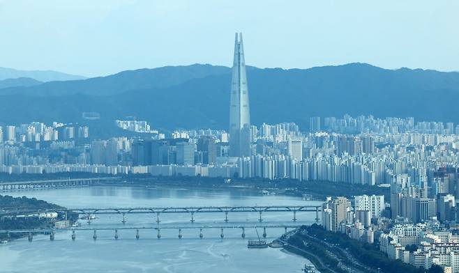 서울남산타워 전망대에서 바라본 롯데월드타워 모습. 현재 롯드월드타워의 가치는 약 6조원으로 평가 받는다./사진=한경 DB