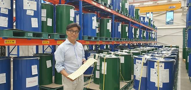 대전 유성구 나노팀 본사에서 최윤성 나노팀 대표가 갭패드(패드형 방열 제품)를 들고 있다. 사진=이미경 기자