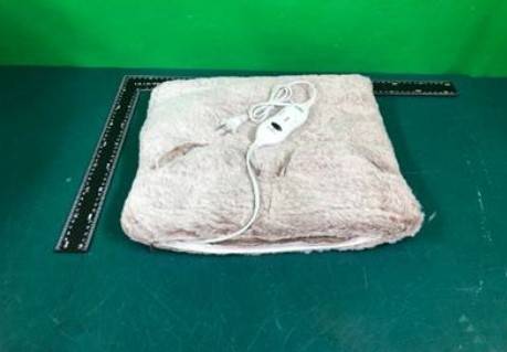국내 안전기준 부적합 판정받은 발 보온기. 산업통상자원부 제공