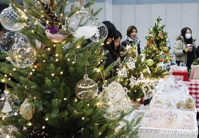 서울 강서구 코엑스 마곡에서 ‘시작을 축하해’라는 주제로 열린 ‘서울리빙디자인페어’에서 관람객들이 겨울 소품을 살펴보고 있다.