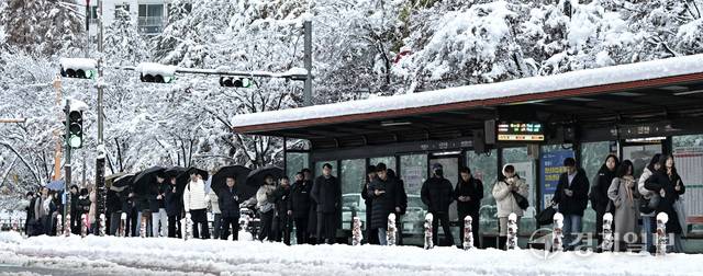 이틀 연속 폭설이 내린 28일 오전 화성시 동탄 일대에 출근 버스를 타기 위한 시민들이 줄지어 서있다. 홍기웅기자