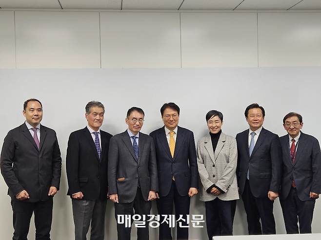 MBN과 일본 후지TV가 26일 도쿄 고토구 후지TV 완간스튜디오에서 양해각서(MOU)를 체결한 뒤 참석자들이 기념촬영을 하고 있다. 왼쪽부터 사다케 마사히데 후지TV 편성총괄부장, 츠츠미 코이치 넥스텝 대표, 야노베 다카오 후지TV 전무, 이동원 MBN 대표, 서혜진 크레아스튜디오 대표, 정창원 MBN 기획실장, 이구치 요시로 넥스텝 상무.  [도쿄 이승훈 특파원]