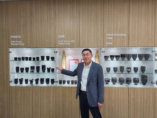 15일 경기도 과천시에 위치한 LK삼양 과천사무소 전시장에서 구본욱 LK삼양 대표가 포즈를 취하고 있다. 과천 이호준 기자