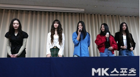 뉴진스는 데뷔 이후 독보적인 음악성과 비주얼로 글로벌 시장에서 큰 인기를 끌며 K-팝의 새로운 아이콘으로 자리 잡았다..사진=사진 공동취재단