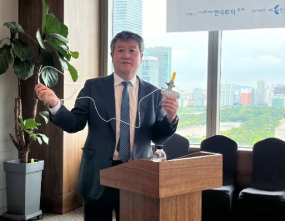 이돈행 넥스트바이오메디컬 대표가 지난 8월 기업설명회에서 넥스파우더 제품을 설명하고 있다. /사진=넥스트바이오메디컬