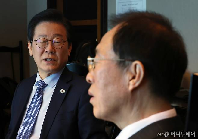 [서울=뉴시스] 국회사진기자단 = 이재명 더불어민주당 대표와 이석연 전 법제처장이 28일 서울 여의도의 한 식당에서 만나 대화를 나누고 있다. 2024.11.28. photo@newsis.com /사진=