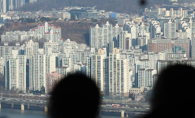 서울 아파트 매매가와 전셋값 상승폭이 모두 축소됐다. 사진은 서울시내 한 아파트 밀집 지역. /사진=뉴시스