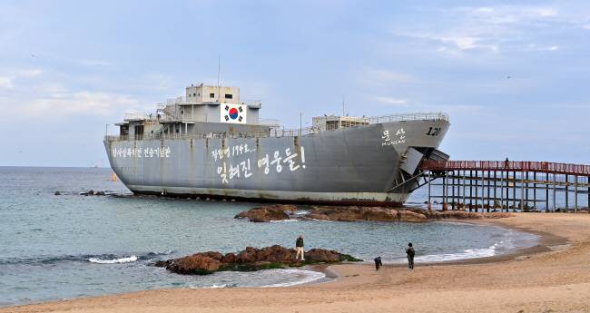 동해선의 역 중에서 가장 가까운 바다 가운데 하나인 장사해수욕장의 모습. 백사장의 배는 장사상륙작전 전승기념관이다.