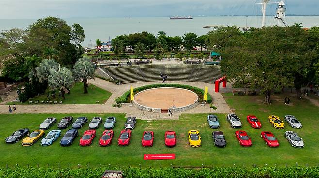 ‘트리뷰토 우니베르소 페라리’에 참여한 차량들이 주차돼 있다. [페라리 제공]