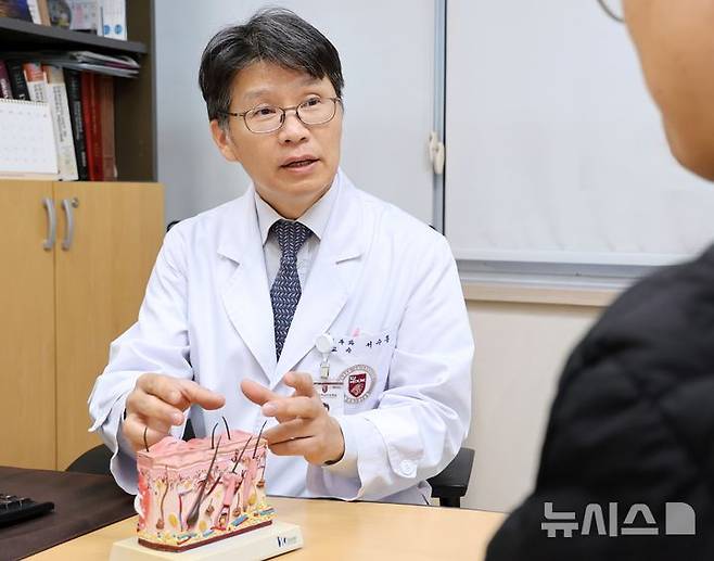 [서울=뉴시스]장시간 햇빛에 과도하게 노출되면 자외선으로 인해 피부 세포가 손상돼 피부암 발생 위험이 높아진다. 특히 겨울철에는 직접적인 자외선 노출 외에도 눈이나 얼음에 반사된 햇빛으로 자외선 노출량이 증가할 수 있어 실외 활동을 할 때 각별히 주의해야 한다. (사진= 고려대 안암병원 제공) 2024.11.28. photo@newsis.com.