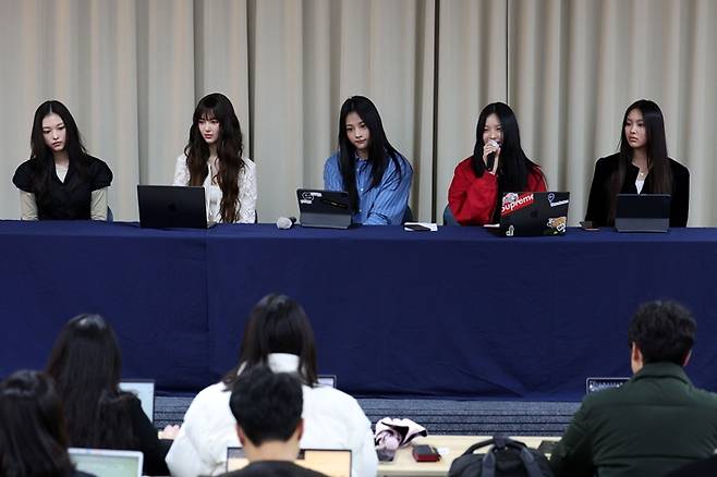 그룹 뉴진스가 28일 저녁 8시 30분 서울 강남구 모처에서 긴급 기자회견을 열었다. 연합뉴스
