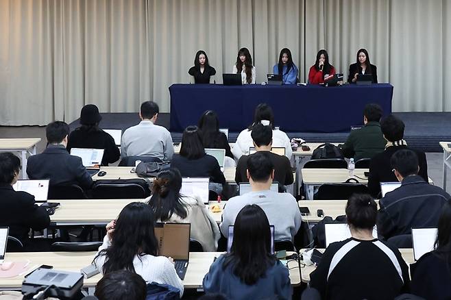 그룹 뉴진스가 28일 저녁 8시 30분 서울 강남구 모처에서 긴급 기자회견을 열어 소속사 어도어에 전속계약 해지를 통보했다. 연합뉴스
