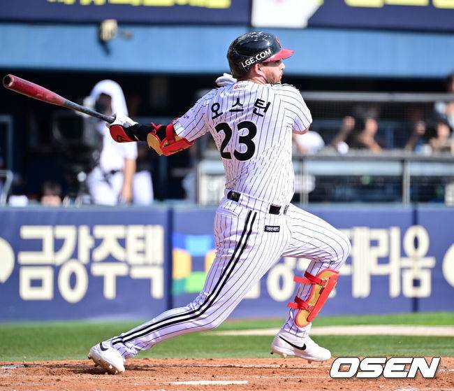 [OSEN=잠실, 민경훈 기자] 4회말 1사 주자 2루 LG 오스틴이 좌익수 앞 1타점 적시타를 때리고 있다. 2024.10.05 / rumi@osen.co.kr