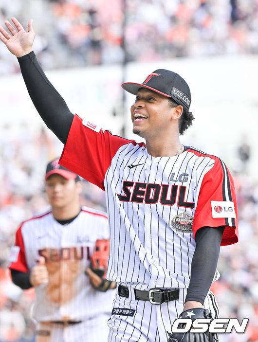 [OSEN=잠실, 박준형 기자] 5회초 이닝 종료 후 LG 선발투수 에르난데스가 관중석에 있는 가족을 향해 손짓하고 있다.  2024.09.08 / soul1014@osen.co.kr