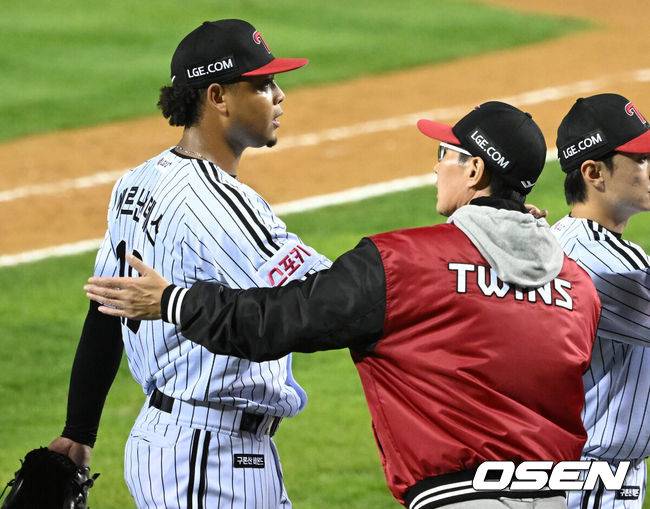 [OSEN=잠실, 이대선 기자] 경기 종료 후 LG 에르난데스가 염경엽 감독과 승리의 기쁨을 나누고 있다. 2024.10.17 / sunday@osen.co.kr