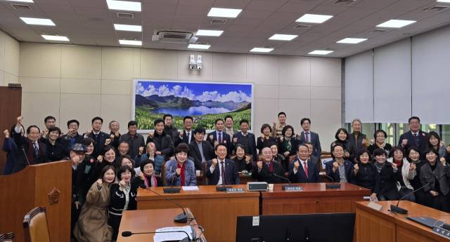 ▲경주에서 시민대표단 70여 명 국회 참관하며 '2025 경주 APEC 정상회의 지원 특별법' 통과 자축 ⓒ경주시청 제공