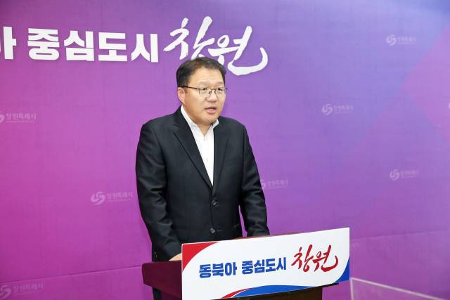 ▲장금용 창원시 제1부시장이 28일 시청 프레스센터에서 창원지역자활센터 운영에 대해 브리핑을 하고 있다. ⓒ창원시