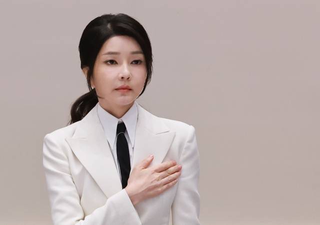 김건희 여사가 9월 13일 청와대 영빈관에서 열린 ‘2024 파리 패럴림픽 선수단 격려 오찬’에 참석해 국기에 경례하고 있다. 연합뉴스