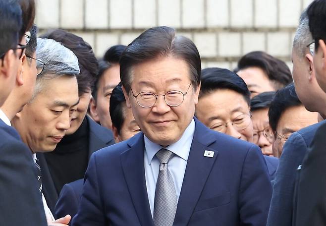 공직선거법상 허위 사실 공표 혐의를 받는 더불어민주당 이재명 대표가 11월15일 오후 서울 서초구 서울중앙지법에서 열린 1심 선고공판에 출석하고 있다. ⓒ연합뉴스